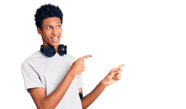 Jonge Afro Amerikaanse Man Draagt Sportkleding Gebruikt Een Glimlachende Koptelefoon — Stockfoto