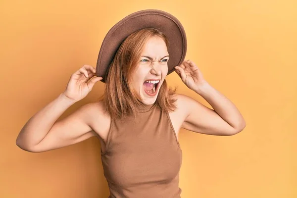 Mujer Caucásica Joven Con Sombrero Enojado Loco Gritando Frustrado Furioso — Foto de Stock