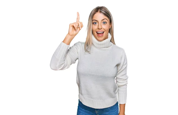 Schöne Blonde Frau Lässigem Rollkragenpullover Mit Erhobenem Zeigefinger Und Erfolgreicher — Stockfoto