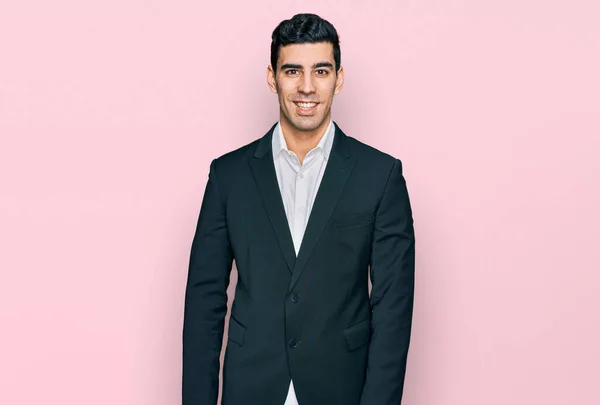 Schöner Hispanischer Mann Businesskleidung Mit Einem Fröhlichen Und Kühlen Lächeln — Stockfoto