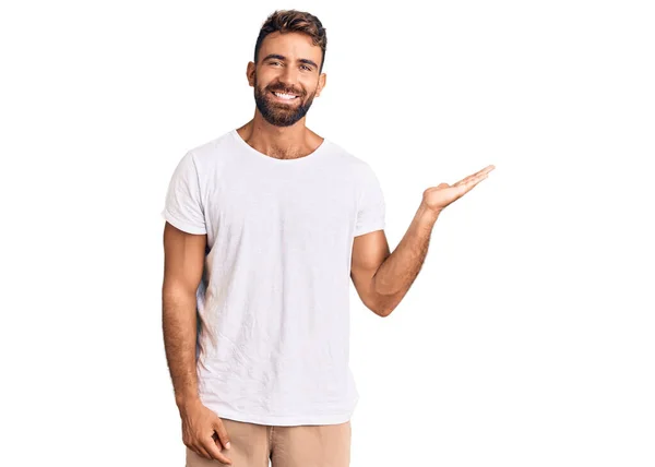 Junger Hispanischer Mann Lässigem Weißem Shirt Lächelt Fröhlich Und Zeigt — Stockfoto
