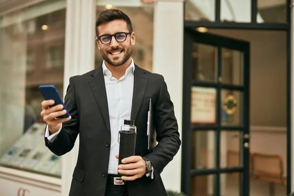 Jonge Spaanse Zakenman Lacht Gelukkig Met Behulp Van Smartphone Stad — Stockfoto