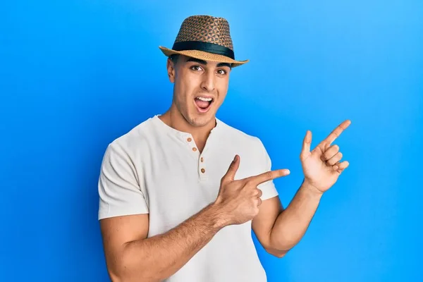 Jovem Hispânico Usando Chapéu Verão Sorrindo Olhando Para Câmera Apontando — Fotografia de Stock