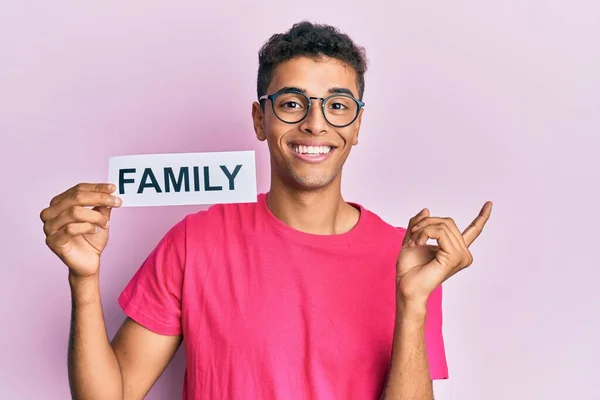 Ung Vacker Afrikansk Amerikan Man Håller Familjepapper Ler Glad Pekar — Stockfoto