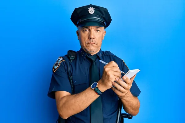 Pohledný Zralý Muž Středního Věku Policejní Uniformě Který Píše Pokutu — Stock fotografie