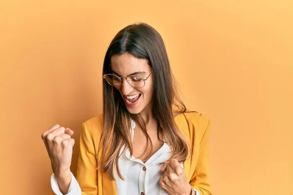 Jonge Mooie Vrouw Draagt Zakelijke Stijl Een Bril Vieren Verrast — Stockfoto