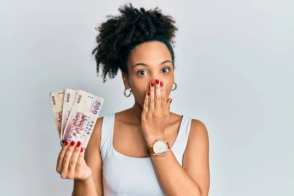 Young African American Girl Holding 500 New Taiwan Dollars Banknotes — Stock Photo, Image