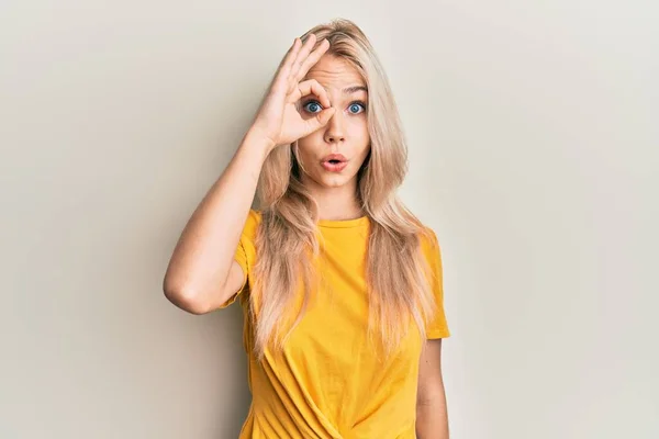 Beautiful Caucasian Blonde Girl Wearing Casual Tshirt Doing Gesture Shocked — Stock Photo, Image