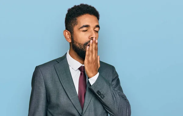 ビジネス用の服を着た若いアフリカ系アメリカ人の男性は 手で口を覆い疲れてあくびをした 落ち着きもなく眠気もなく — ストック写真