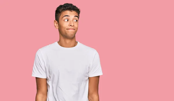 Joven Hombre Afroamericano Guapo Vistiendo Camiseta Blanca Casual Sonriendo Mirando — Foto de Stock