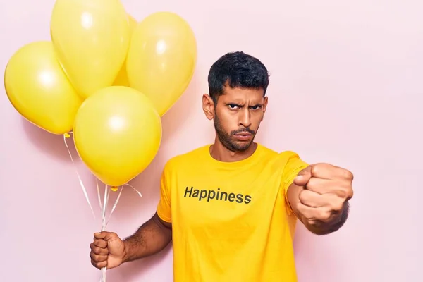 Junger Lateinischer Mann Shirt Mit Glückwunschbotschaft Luftballons Der Hand Genervt — Stockfoto