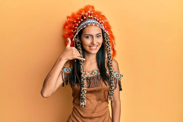 若いブルネットの女性は 電話で話すような手と指で電話のジェスチャーをして笑顔でインドの衣装を着ています コミュニケーションの概念 — ストック写真