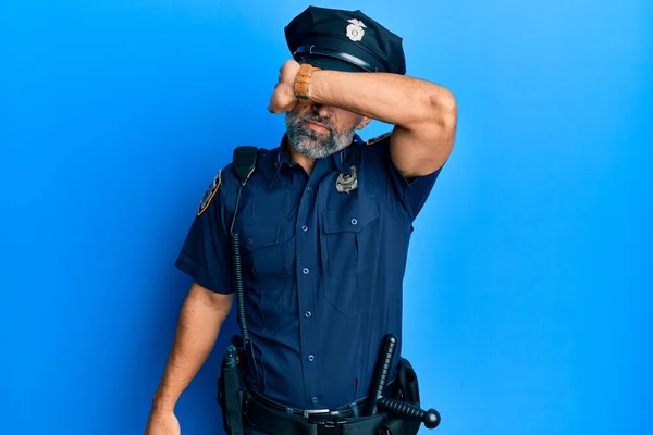 Homem Bonito Meia Idade Vestindo Uniforme Policial Cobrindo Olhos Com — Fotografia de Stock