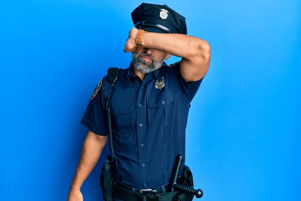 Moyen Âge Bel Homme Portant Uniforme Police Couvrant Les Yeux — Photo