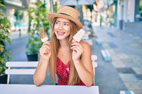 Joven Chica Turista Caucásica Sonriendo Feliz Comiendo Helado Sentado Terraza —  Fotos de Stock