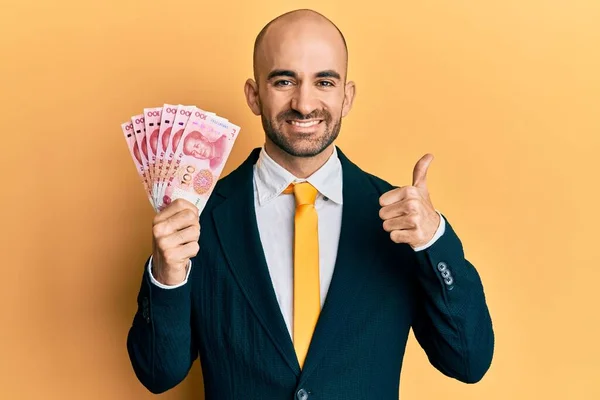 Молодий Іспаномовний Бізнесмен Діловому Костюмі Тримає 100 Юанів Банкноти Посміхаючись — стокове фото