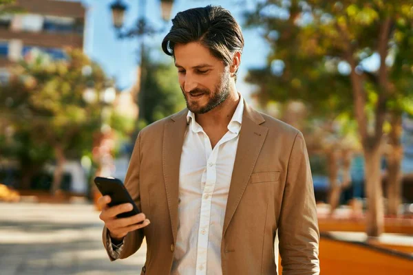 Jonge Spaanse Zakenman Lacht Gelukkig Met Behulp Van Smartphone Stad — Stockfoto