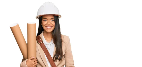 Schöne Hispanische Frau Mit Papierentwürfen Die Stehen Positiv Und Glücklich — Stockfoto