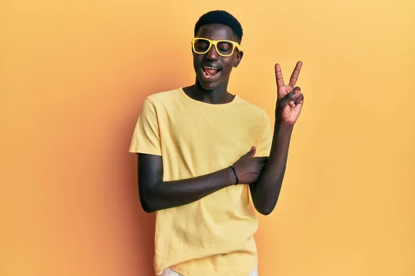 Joven Hombre Afroamericano Vistiendo Ropa Casual Gafas Sonriendo Con Cara — Foto de Stock