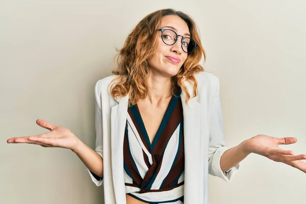 Giovane Donna Caucasica Che Indossa Stile Business Occhiali Espressione Indiscreta — Foto Stock