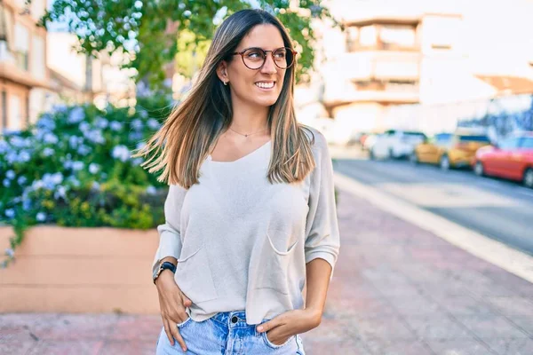 Giovane Donna Caucasica Sorridente Felice Piedi Città — Foto Stock