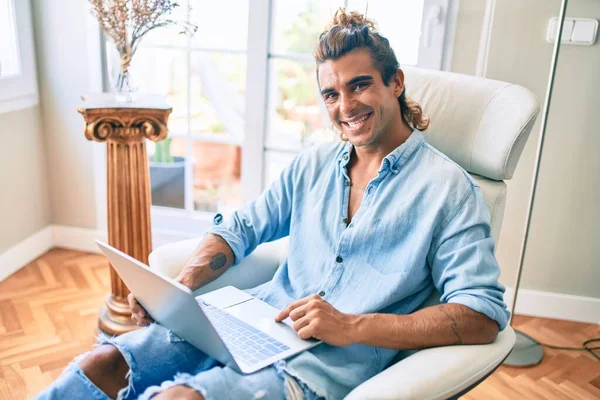 Joven Hombre Hispano Sonriendo Feliz Usando Portátil Casa —  Fotos de Stock