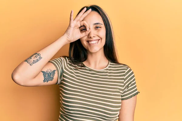Junge Hispanische Frau Trägt Lässig Gestreiftes Shirt Lächelnd Glücklich Tut — Stockfoto