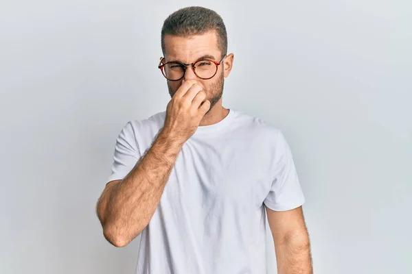 Giovane Uomo Caucasico Indossa Vestiti Casual Occhiali Che Odorano Qualcosa — Foto Stock