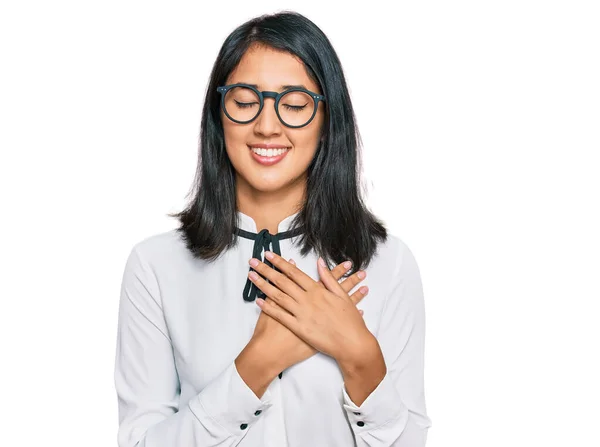 Krásná Asijská Mladá Žena Obchodní Košili Brýle Úsměvem Rukama Hrudi — Stock fotografie