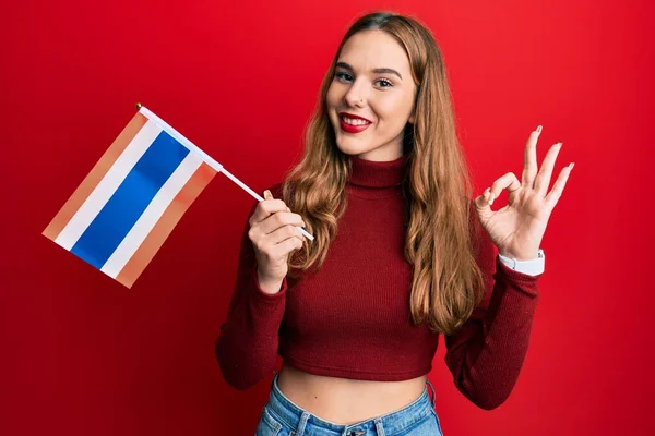 Ung Blond Kvinna Håller Thailand Flagga Gör Tecken Med Fingrar — Stockfoto