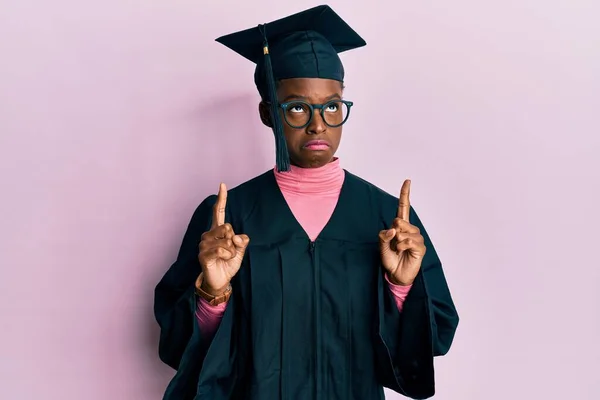 Młoda Afroamerykanka Czapce Szacie Rozdania Dyplomów Wyglądająca Smutno Smutno Wskazująca — Zdjęcie stockowe