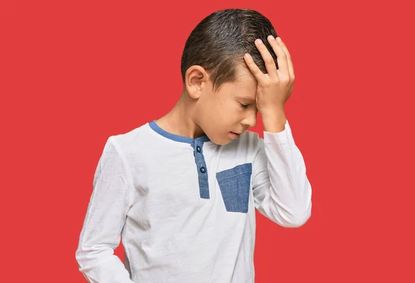Gündelik Giysiler Giyen Sevimli Beyaz Çocuk Bir Hata Yüzünden Ele — Stok fotoğraf