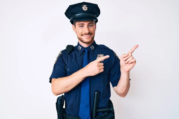 Polis Üniforması Giyen Gülümseyen Kameraya Bakan Beyaz Bir Adam — Stok fotoğraf