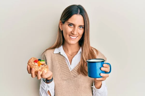 Brünette Junge Frau Trinkt Kaffee Und Isst Gebäck Lächelnd Mit — Stockfoto