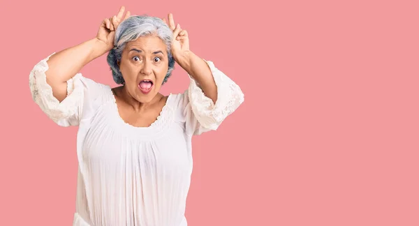 Senior Frau Mit Grauen Haaren Trägt Bohemian Stil Posiert Lustig — Stockfoto