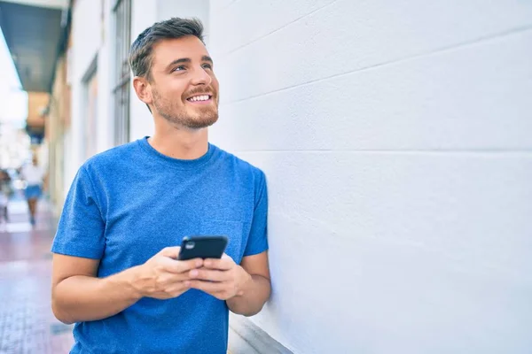 Joven Hombre Caucásico Sonriendo Feliz Usando Teléfono Inteligente Ciudad — Foto de Stock