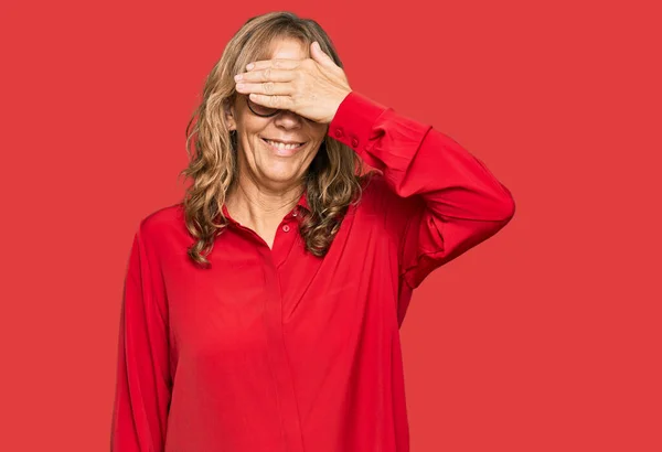 Middle Age Blonde Woman Wearing Casual Shirt Red Background Smiling — Stock Photo, Image