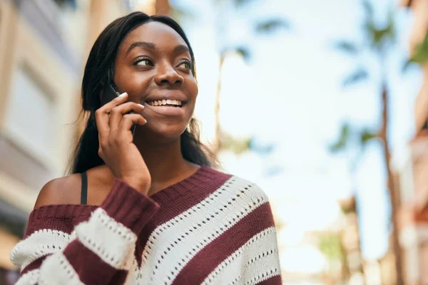 Mladý Africký Američan Žena Usměvavý Šťastný Mluvení Smartphone Městě — Stock fotografie