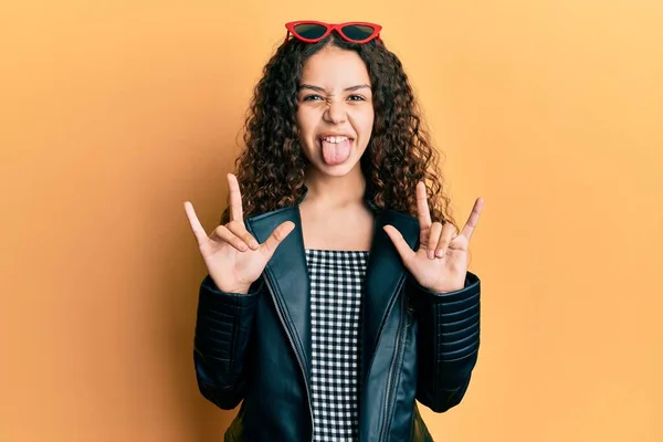Teenager Hispanic Pige Gør Rock Gestus Stikker Tungen Glad Med - Stock-foto