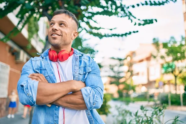 Ung Kaukasisk Man Ler Glad Med Hörlurar Stan — Stockfoto