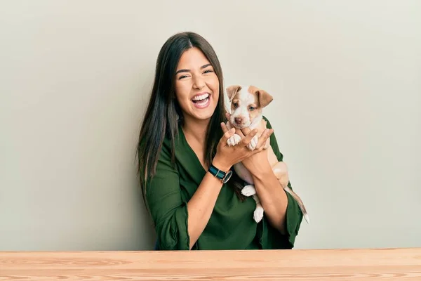 Joven Chica Hispana Sonriendo Feliz Abrazando Perro Sentado Mesa Sobre — Foto de Stock