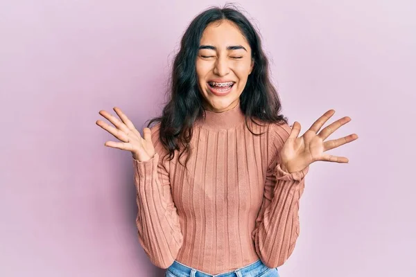 Adolescente Hispanique Avec Appareil Dentaire Portant Des Vêtements Décontractés Célébrant — Photo