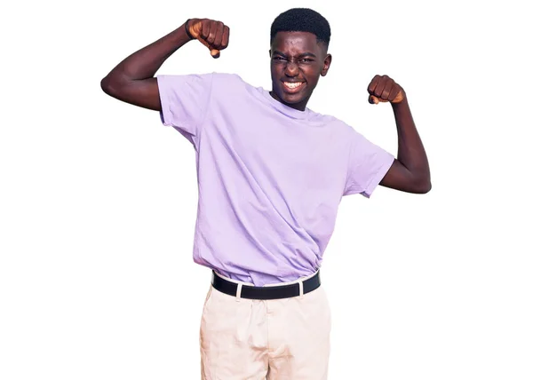 Jovem Afro Americano Vestindo Roupas Casuais Mostrando Músculos Dos Braços — Fotografia de Stock