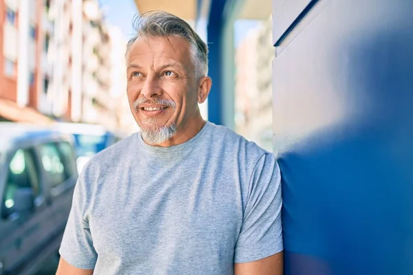 Hombre Pelo Gris Hispano Mediana Edad Sonriendo Feliz Pie Ciudad — Foto de Stock