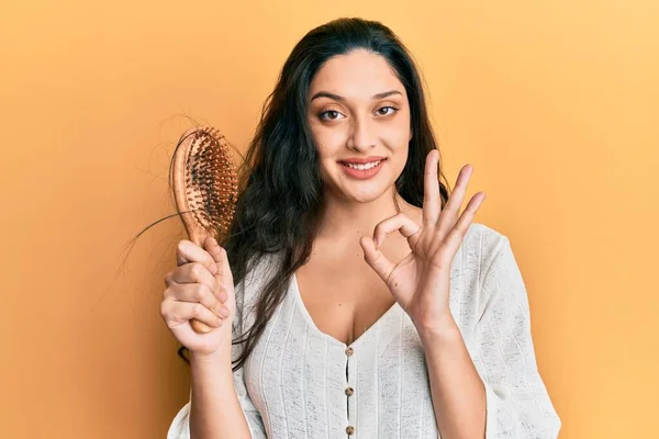 Güzel Orta Doğulu Kadın Tarağını Tutuyor Saçları Dökülüyor Parmaklarıyla Işaret — Stok fotoğraf