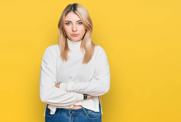 Mujer Caucásica Joven Con Suéter Casual Invierno Escéptico Nervioso Desaprobando — Foto de Stock