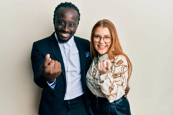 Jeune Couple Interracial Portant Des Affaires Des Vêtements Élégants Signe — Photo