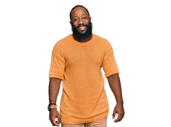 Mladý Africký Američan Muž Sobě Ležérní Oblečení Vypadá Pozitivně Šťastně — Stock fotografie