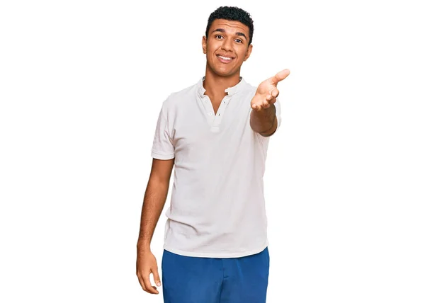 Jovem Árabe Homem Vestindo Roupas Casuais Sorrindo Alegre Oferecendo Palma — Fotografia de Stock