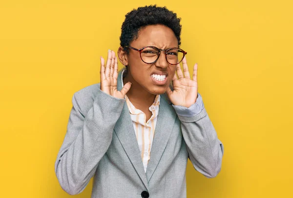 Mladá Afroameričanka Obchodních Šatech Snažila Zaslechnout Obě Ruce Uchu Zvědavá — Stock fotografie